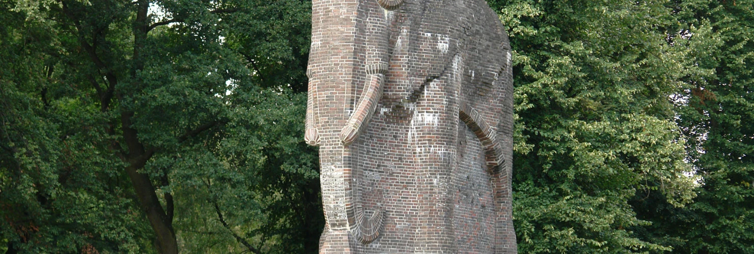 Antikolonialdenkmal aus Stein "Der Elefant". Dieser steht an der Ecke Parkallee - Hohenlohestraße in Bremen.  