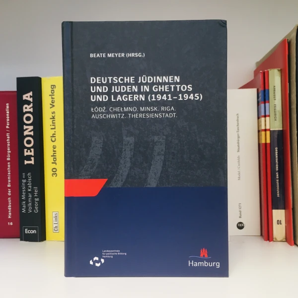 Buchcover von "Deutsche Jüdinnen und Juden in Ghettos und Lagern (1941-11945)" von Beate Meyer, mit dem Hintergrund der Bücher.  