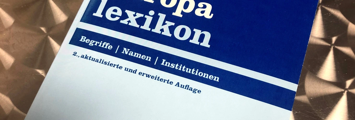 Buchcover von "Das Europalexikon"- Begriffe, Fakten, Zusammenhänge von Martin Groß und Hans-Georg Wehling.  