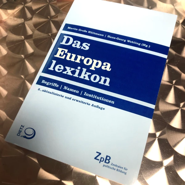 Buchcover von "Das Europalexikon"- Begriffe, Fakten, Zusammenhänge von Martin Groß und Hans-Georg Wehling.  