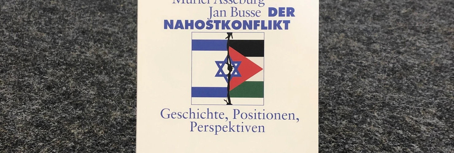 Ein Bild des Buches: "Der Nahostkonflikt"-Geschichte, Positionen, Perspektiven, von Muriel Asseburg und Jan Busse.  