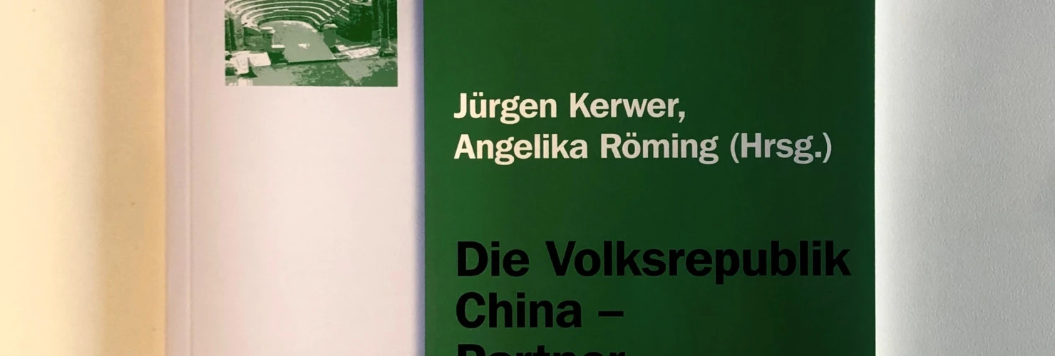 Buchcover von "Die Volksrepublik China-Partner und Rivale" von Jürgen Kerwer und Angelika Röming.  