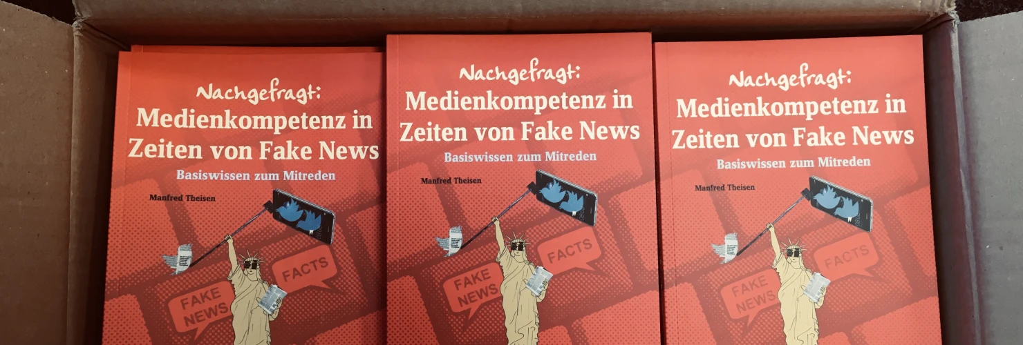 Ein Bild der Bücher: "Nachgefragt: Medienkompetenz in Zeiten von Fake News" von Manfred Theisen.  