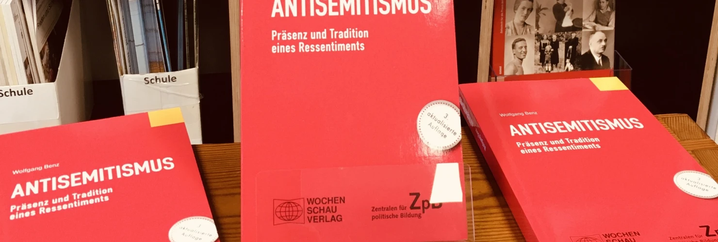 Das Buch "Antisemitismus", präsentiert vor einem Bücherregal  