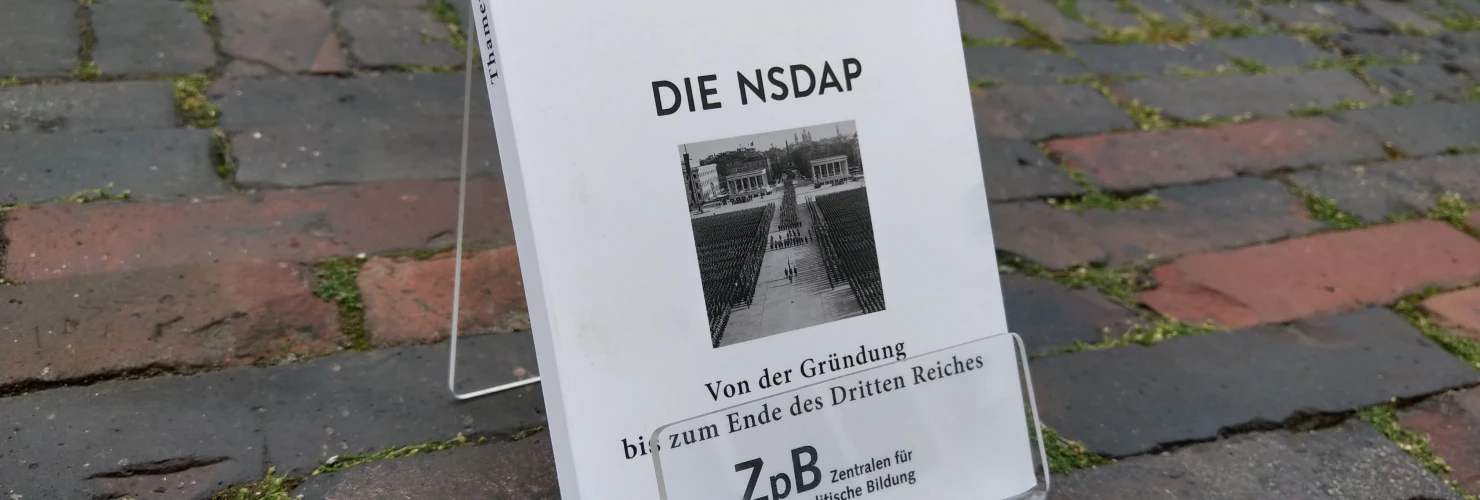 Ein Bild des Buches: "Die NSDAP"-Von der Gründung bis zum Ende des Dritten Reiches, von Hans-Ulrich Thamer.  