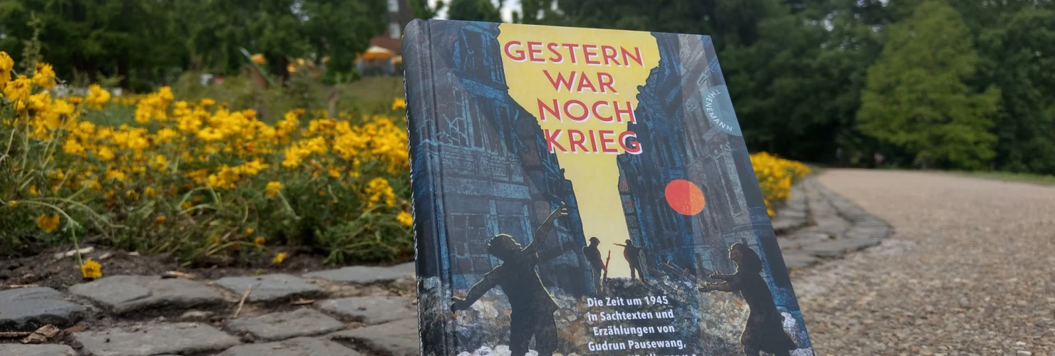 Ein Bild des Buches: "Gestern war noch Krieg"-Die Zeit um 1945 in Erzählungen und Sachtexten, mit dem Hintergrund des Stadtparks.  