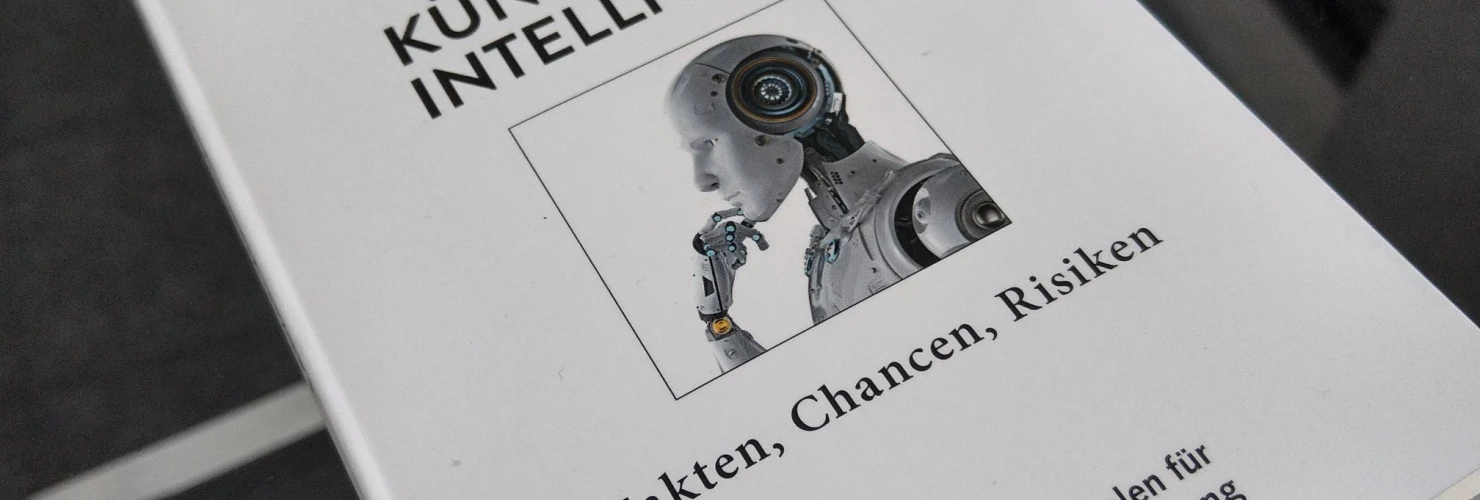 Ein Bild des Buches: "Künstliche Intelligenz"-Fakten, Chancen, Risiken, von Manuela Lenzen.  