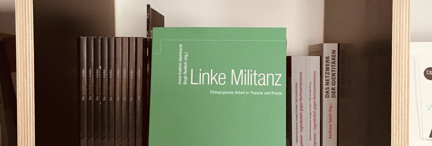 Ein Bild des Buches: "Linke Militanz"-Pädagogische Arbeit in Theorie und Praxis, mit dem Hintergrund von Büchern.  