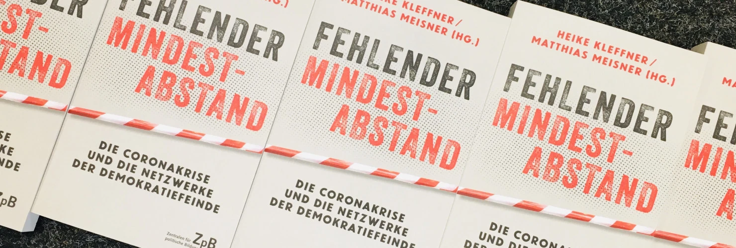 Ein Bild der Büchern: " Fehlender Mindestabstand. Die Coronakrise und die Netzwerke der Demokratiefeinde" von Heike Kleffner und Matthias Meisner.  