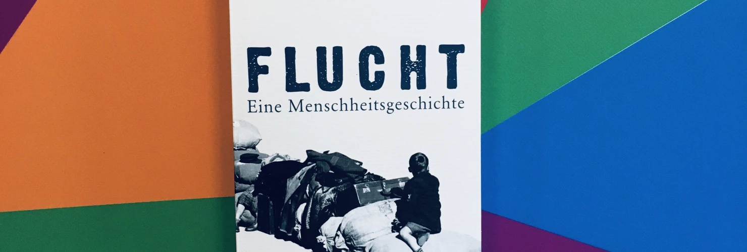 Ein Bild des Buches: "Flucht-Eine Menschheitsgeschichte" von Andreas Kossert mit farbenfrohem Hintergrund.  