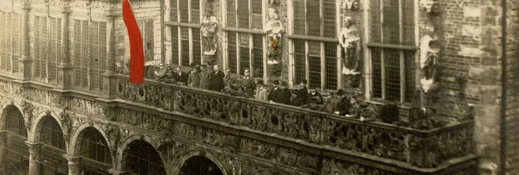 Das Bremer Rathaus im Jahre 1918 mit einer markanten roten Fahne  