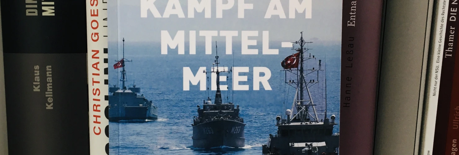 Ein Bild des Buches "Machtkampf am Mittelmeer. Neue Krieg um Gas, Einfluss und Migration" von Thomas Seibert mit dem Hintergrund von Büchern.  