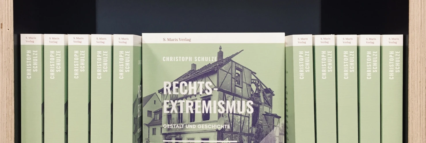 Ein Bild der Bücher: "Rechtsextremismus-Gestalt und Geschichte" von Christoph Schulze.   