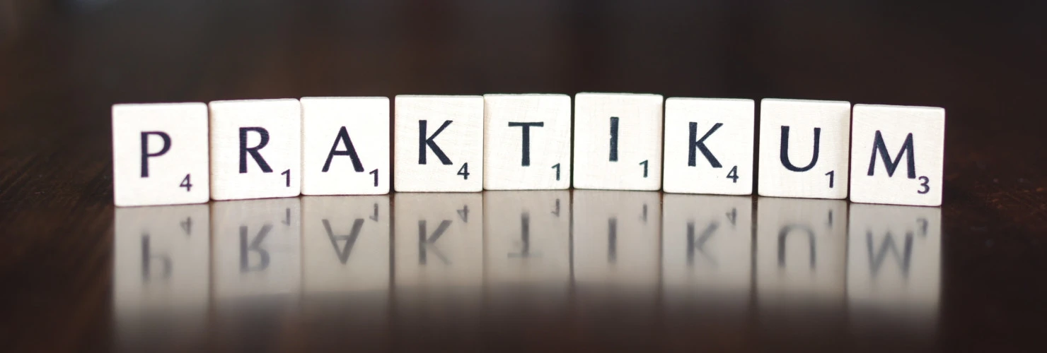 Scrabble Buchstaben bilden das Wort Praktika  