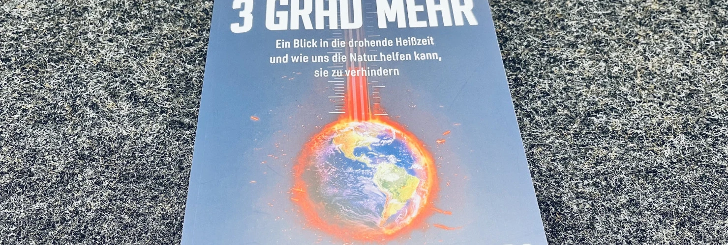 Das Cover des Buches „3 Grad plus. Ein Blick auf die drohende Heißzeit und wie die Natur uns helfen kann, sie zu verhindern“ mit weißer Schrift auf blauem Hintergrund.   