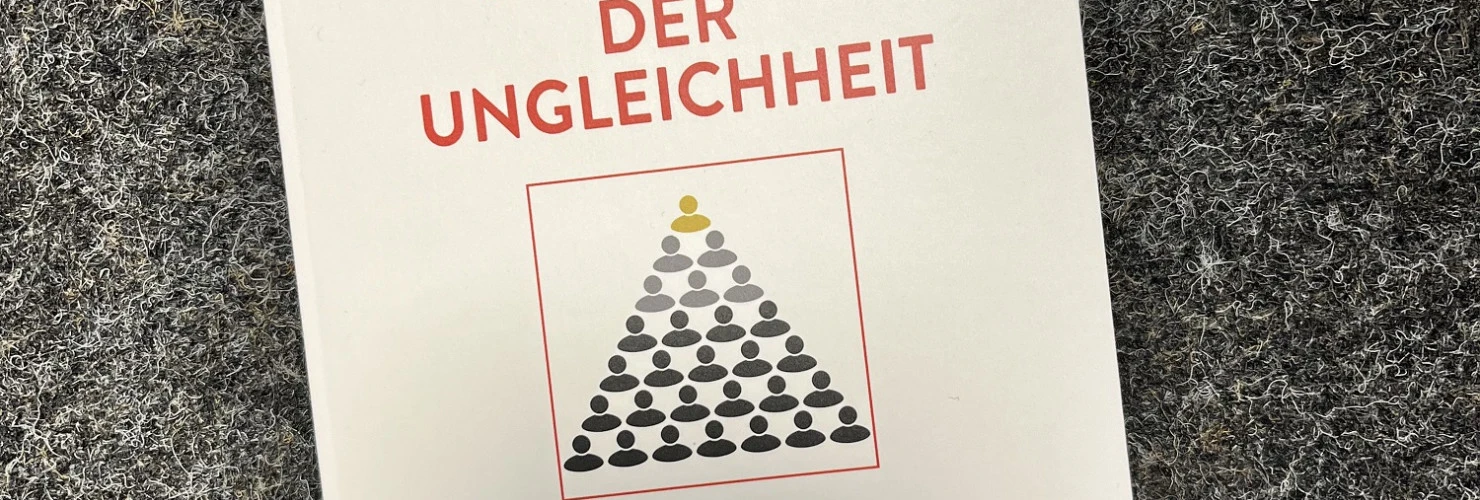 Das Buchcover von "Ökonomie der Ungleichheit. EINE EINFÜHRUNG." von Thomas Piketty. Darauf abgebildet ist eine gezeichnete Pyramide aus Figuren. Die oberste Figur ist Gold, während alle anderen schwarz sind.  