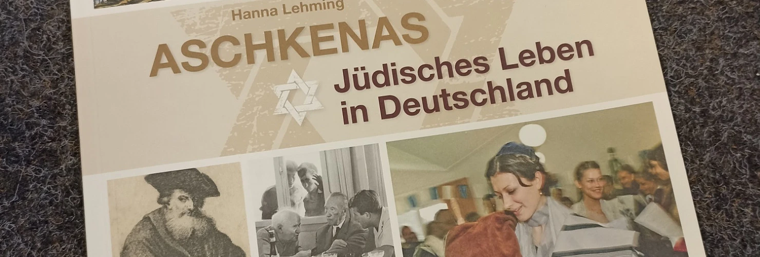 Das Buchcover: "Aschkenas. Jüdisches Leben in Deutschland. jüdisches Leben in Deutschland" von Hanna Lehming. Auf dem Cover sind mehrere Bilder von Juden unterschiedlichster Epochen abgebildet. Einige Bilder sind Fotos, andere sind Gemälde.  