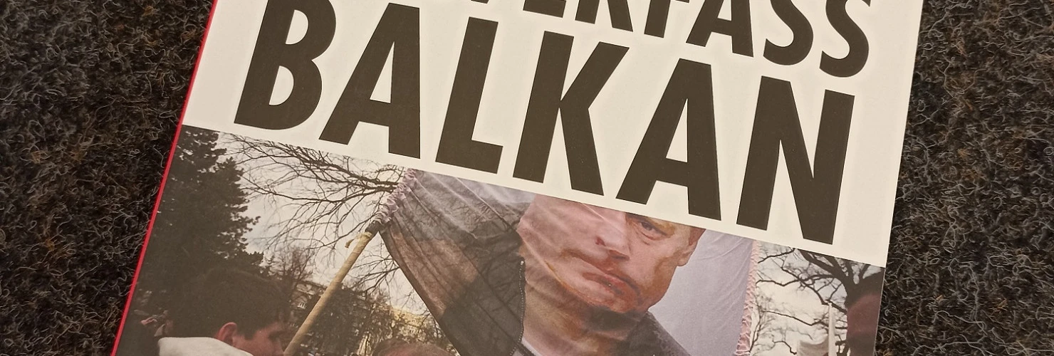 Das Buchcover von "Pulverfass Balkan - Wie Diktaturen Einfluss in Europa nehmen" von Florian Bieber. Darauf abgebildet sind zwei Fotos. Eines zeigt ein Militär-Konvoi ein anderer demonstrierende Menschen.    